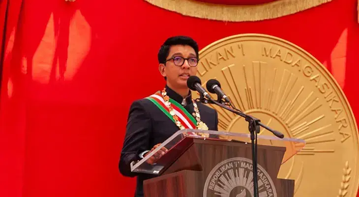 Prezident etirazlara dözmədi: Ölkədən qaçdı