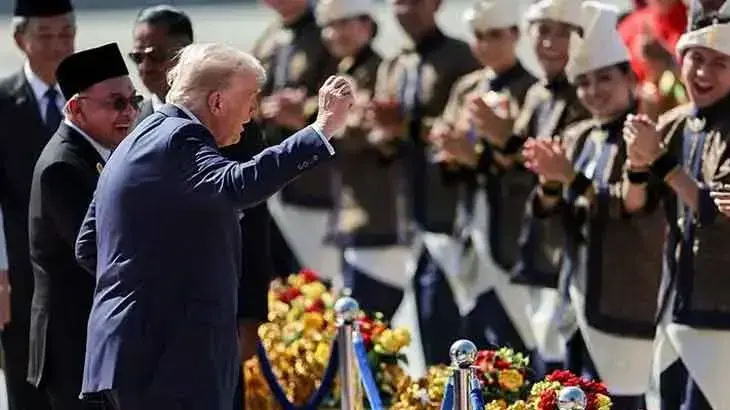 Trumpın Asiya səfərindəki rəqsi gündəm oldu
