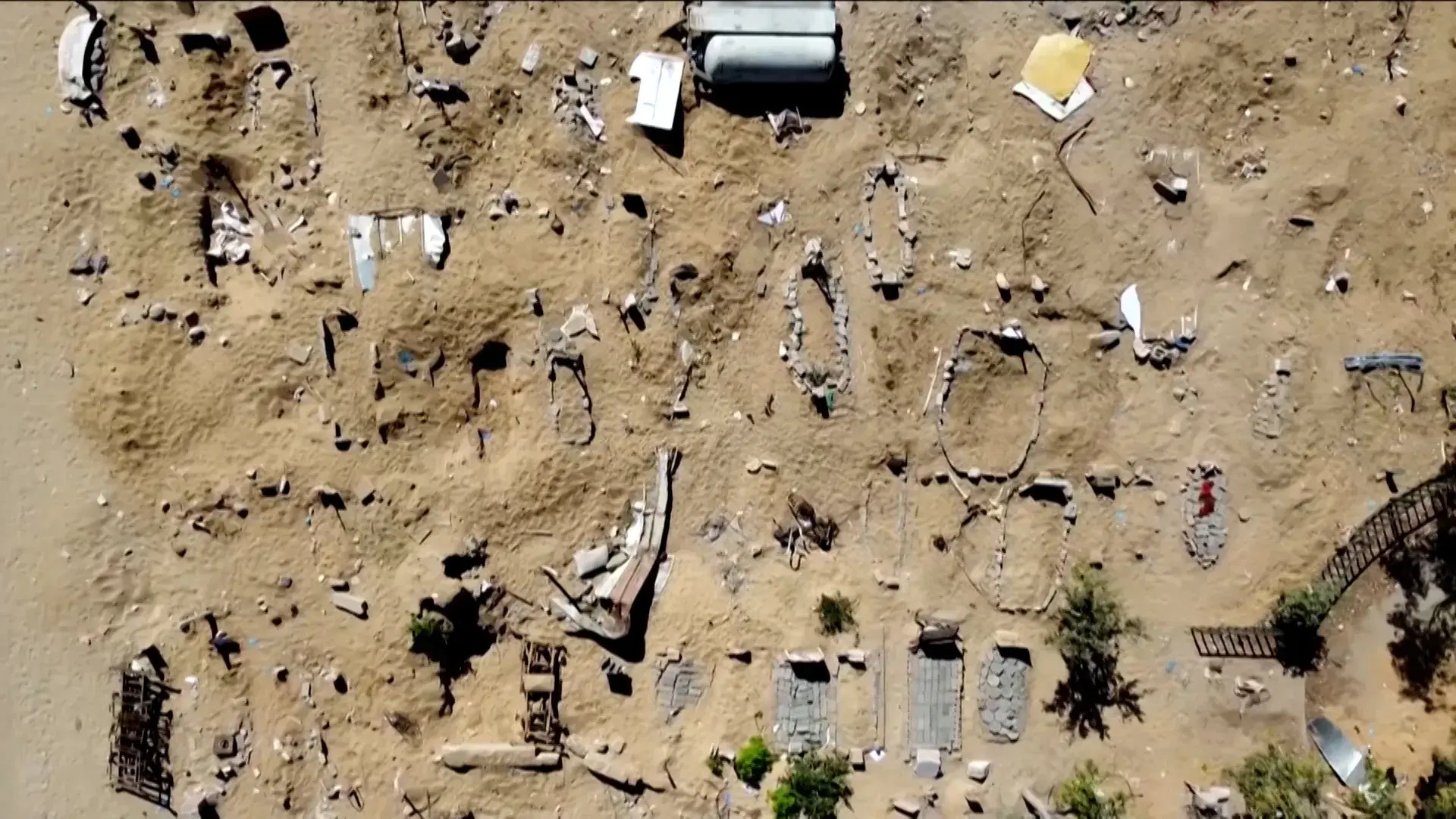 Qəzzada kütləvi məzardan naməlum cəsədlər tapıldı