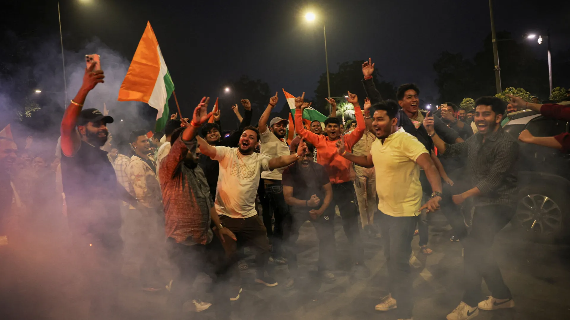 Hindistanlı azarkeşlər qadın kriketdə ilk Dünya Kuboku titulunu bayram edir