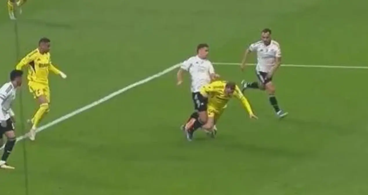 Fənərbaxça derbidə penalti tələb etdi