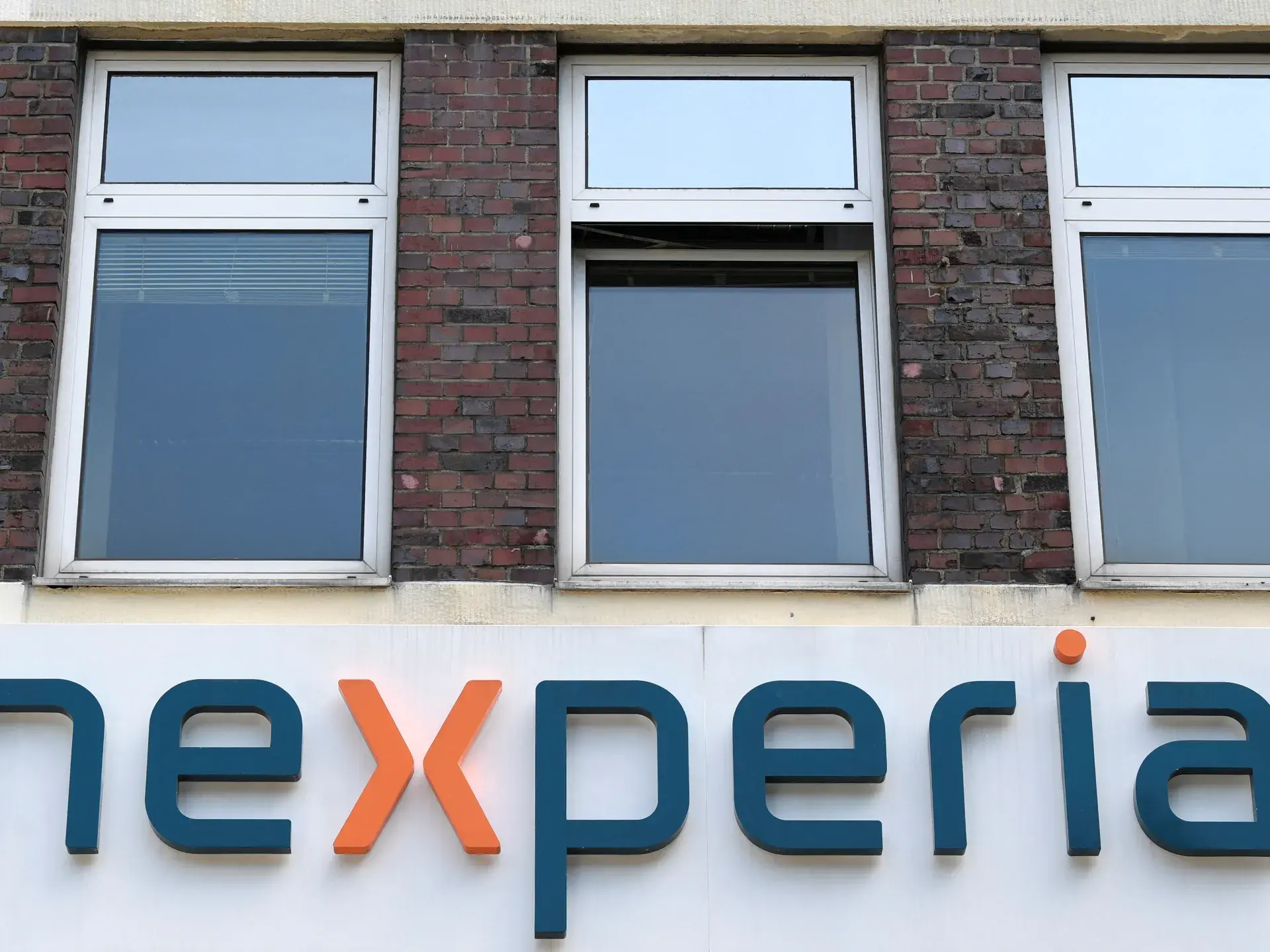 Niderland hökuməti Çinə məxsus Nexperia çip şirkətini nəzarətə götürdü