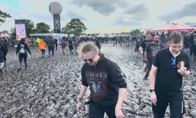 VIDEO: BEKIJK: Modderige affaire terwijl stortregens 's werelds beste heavy-muziekfestival in de war schoppen