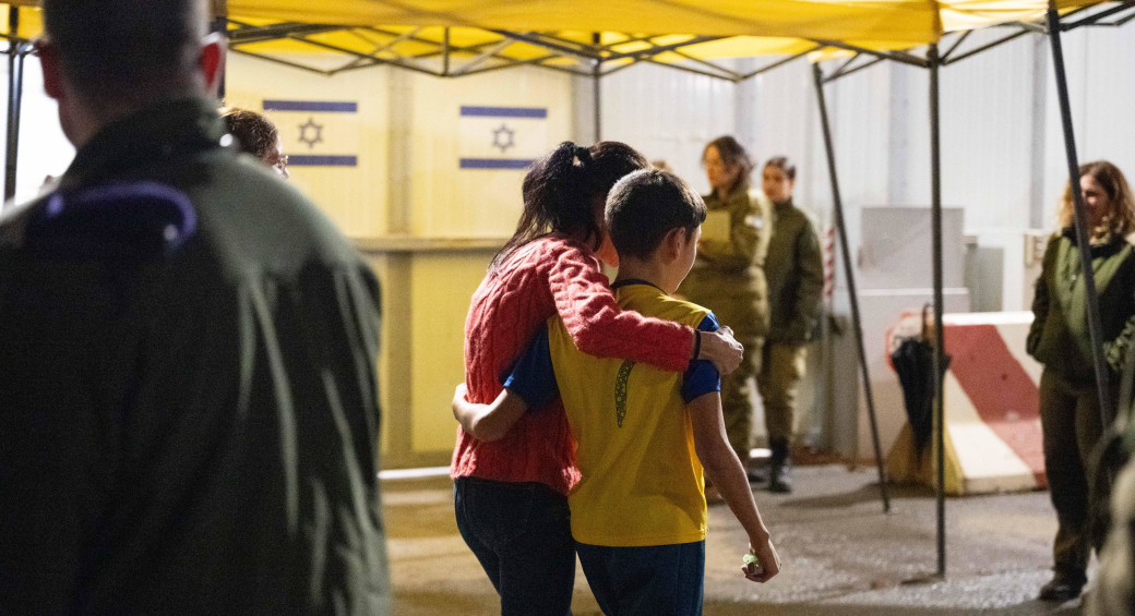  Documenten van Eitan Yahami's ontmoeting met zijn moeder op het ontmoetingspunt in Kerem Shalom na zijn terugkeer vanavond.  (fotocredit: IDF-woordvoerder)