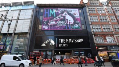 Debütdən bir əsr sonra Böyük Britaniyanın HMV musiqi mağazası Oxford Street-ə qayıdır
