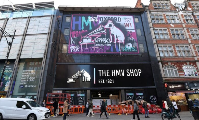 Debütdən bir əsr sonra Böyük Britaniyanın HMV musiqi mağazası Oxford Street-ə qayıdır