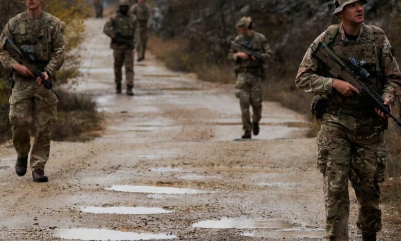 Gərginliyin yüksək olaraq qaldığı bir vaxtda Britaniya hərbçiləri Kosovo-Serbiya sərhədində patrul edir