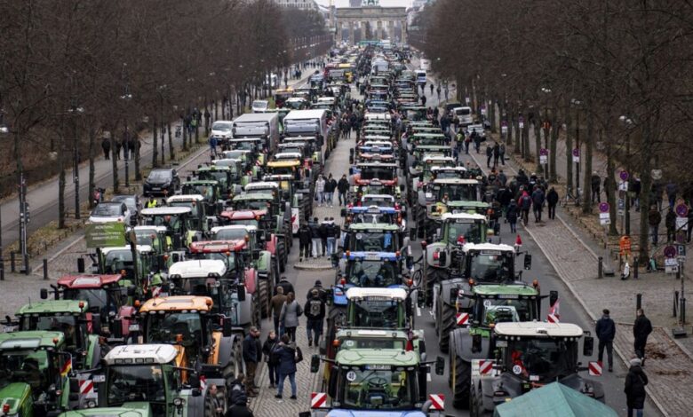 Boze Duitse boeren rijden met hun tractoren naar Berlijn vanwege de dieselbelasting