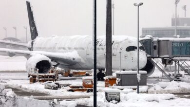 De luchthaven van München roept passagiers op om thuis te blijven omdat vluchten zijn geannuleerd vanwege hevige sneeuwval