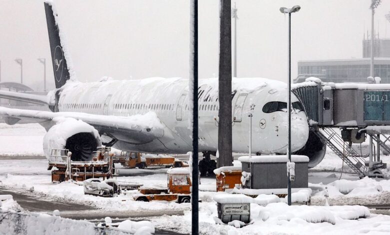 De luchthaven van München roept passagiers op om thuis te blijven omdat vluchten zijn geannuleerd vanwege hevige sneeuwval