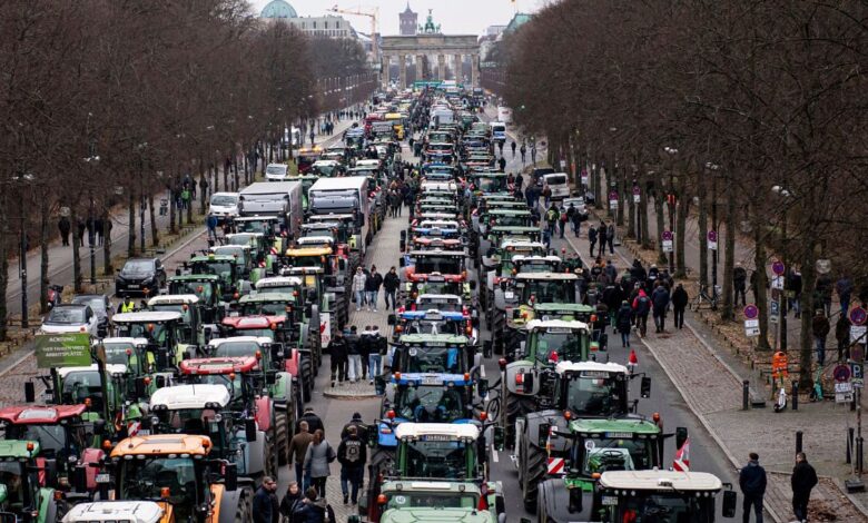 Het protest van Duitse boeren over de verlaging van de belasting op diesel brengt het verkeer in Berlijn tot stilstand