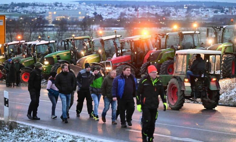 Duitse boeren blokkeren grote snelwegen met tractoren uit protest tegen plannen om de belastingvoordeel op diesel af te schaffen