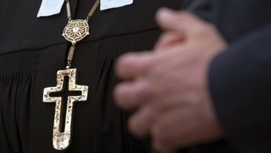 Einem Bericht zufolge wurden in Deutschland mehr als 2.200 Menschen von Kirchenmitarbeitern sexuell missbraucht