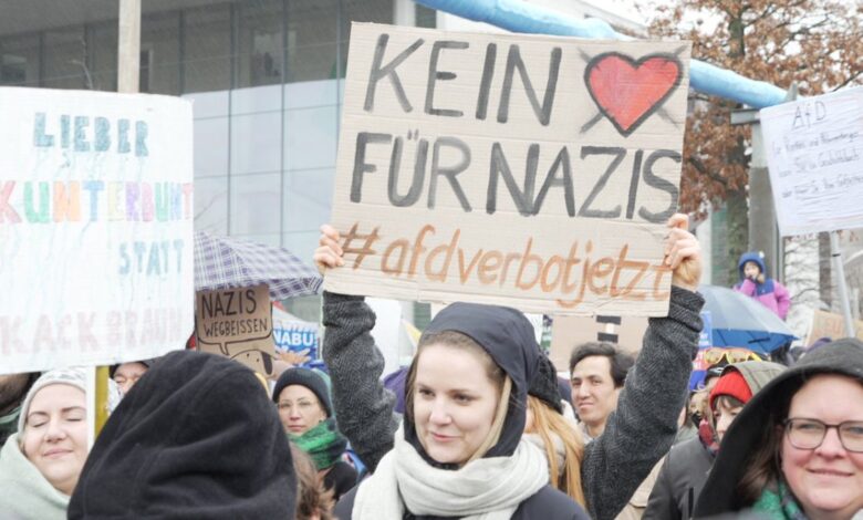 Mindestens 150.000 Menschen demonstrieren in Berlin gegen Rechtsextreme