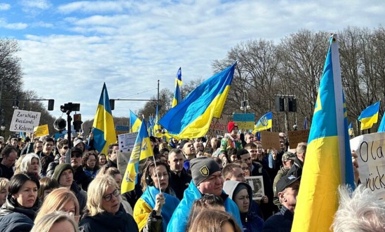 Ukrainer und Russen in Berlin solidarisieren sich gegen den Krieg