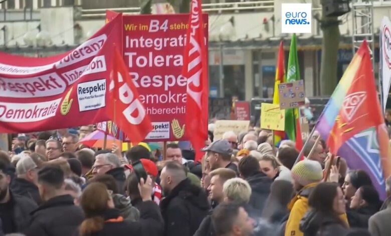 „Wir sind die Firewall“: Tausende protestieren gegen Rechtsextreme in der deutschen Stadt Wolfsburg
