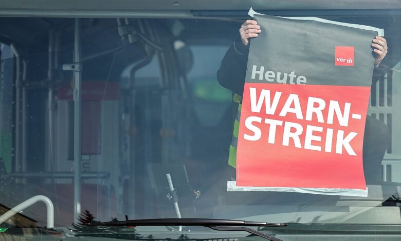 Beschäftigte des öffentlichen Nahverkehrs beginnen in ganz Deutschland mit „Warnstreiks“, um Pendler zu stören