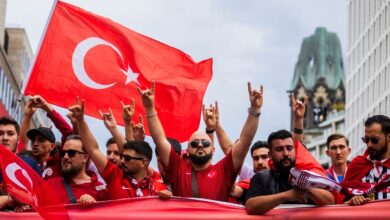 Bremen verbietet Schweigefuchs-Geste wegen Verbindungen zu rechtsextremer türkischer Gruppe