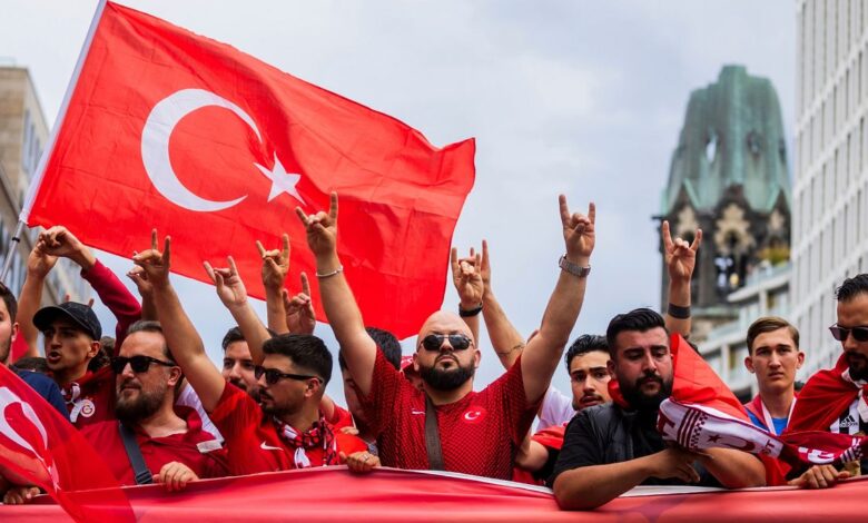 Bremen verbietet Schweigefuchs-Geste wegen Verbindungen zu rechtsextremer türkischer Gruppe