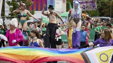 Hunderttausende marschieren bei Pride-Demonstrationen durch Berlins Straßen