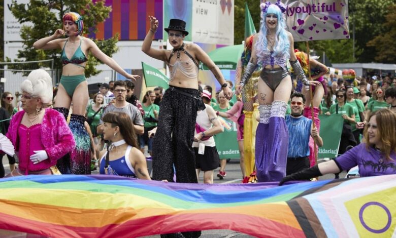 Hunderttausende marschieren bei Pride-Demonstrationen durch Berlins Straßen