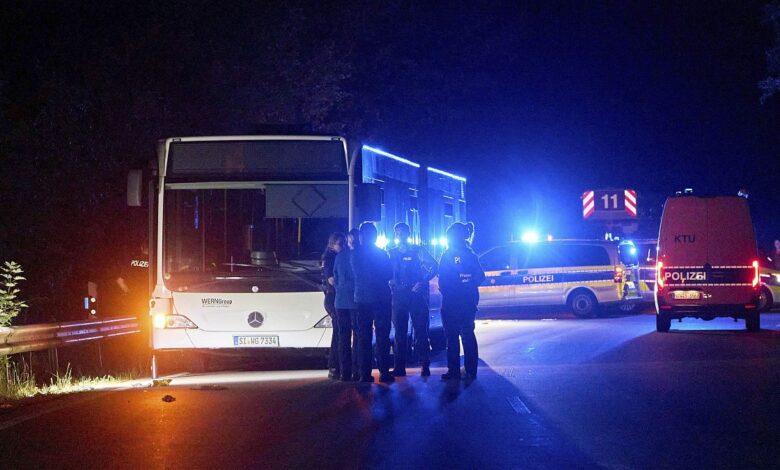 Frau ersticht und verletzt sechs Menschen in Bus in Siegen