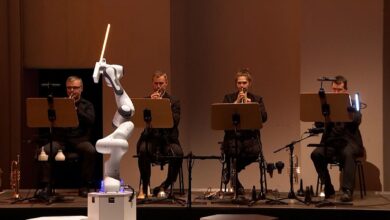 Sklave des Rhythmus: Dreiarmiger Roboter dirigiert deutsche Symphonie